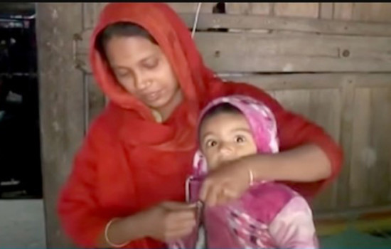 লঞ্চে অগ্নিকাণ্ড : শিশুকে বুকের দুধ খাইয়ে বাঁচালেন উদ্ধারকর্মী