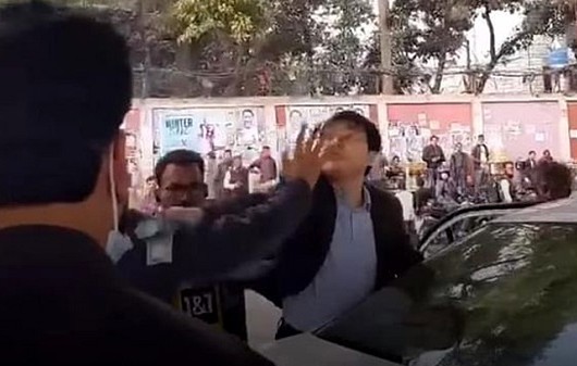 ক্ষমা চাইলেন সার্জেন্টকে টাকা ছুঁড়ে দেওয়া সেই বিদেশি