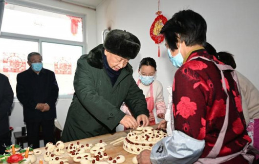 রুটি বানালেন চীনের প্রেসিডেন্ট!