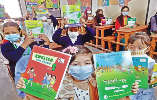 নতুন বই পেয়ে উচ্ছ্বসিত খুদে শিক্ষার্থীরা