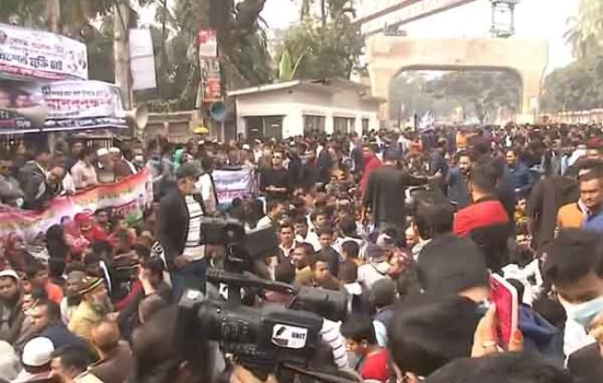 প্রেসক্লাবের সামনে বিএনপির মানববন্ধন