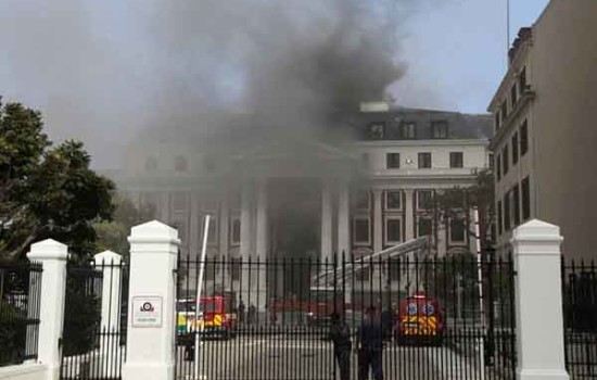 দক্ষিণ আফ্রিকার সংসদ ভবনে আগুন