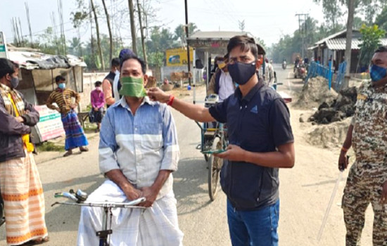 শাস্তি থেকে বাঁচতে কলাপাতার ‘মাস্ক’ পরে রাস্তায়