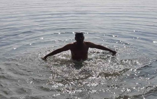 কনকনে শীতে ২০২২টি ডুব দিয়ে বর্ষবরণ করলেন তিনি