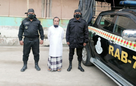 চট্টগ্রামে প্রবাসীর স্ত্রীকে ধর্ষণের অভিযোগে ভণ্ড কবিরাজ গ্রেফতার