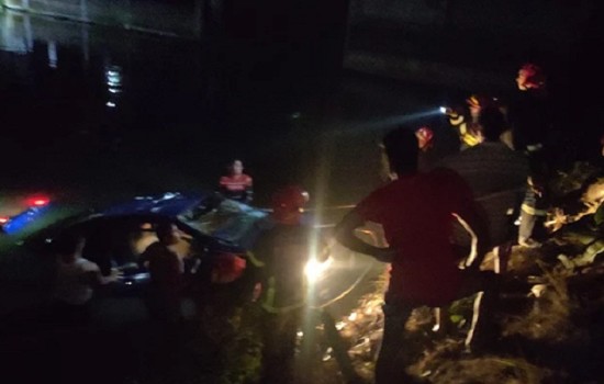 মাইক্রোবাস পুকুরে, দুই এসআই নিহত