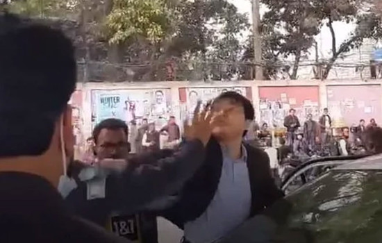 ট্রাফিক পুলিশকে টাকা ছুঁড়ে মারলেন চীনা নাগরিক, ভিডিও ভাইরাল