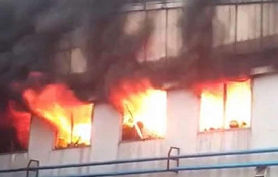 ৪ ঘণ্টায় নিয়ন্ত্রণে আসেনি নারায়ণগঞ্জের পোশাক কারখানার আগুন