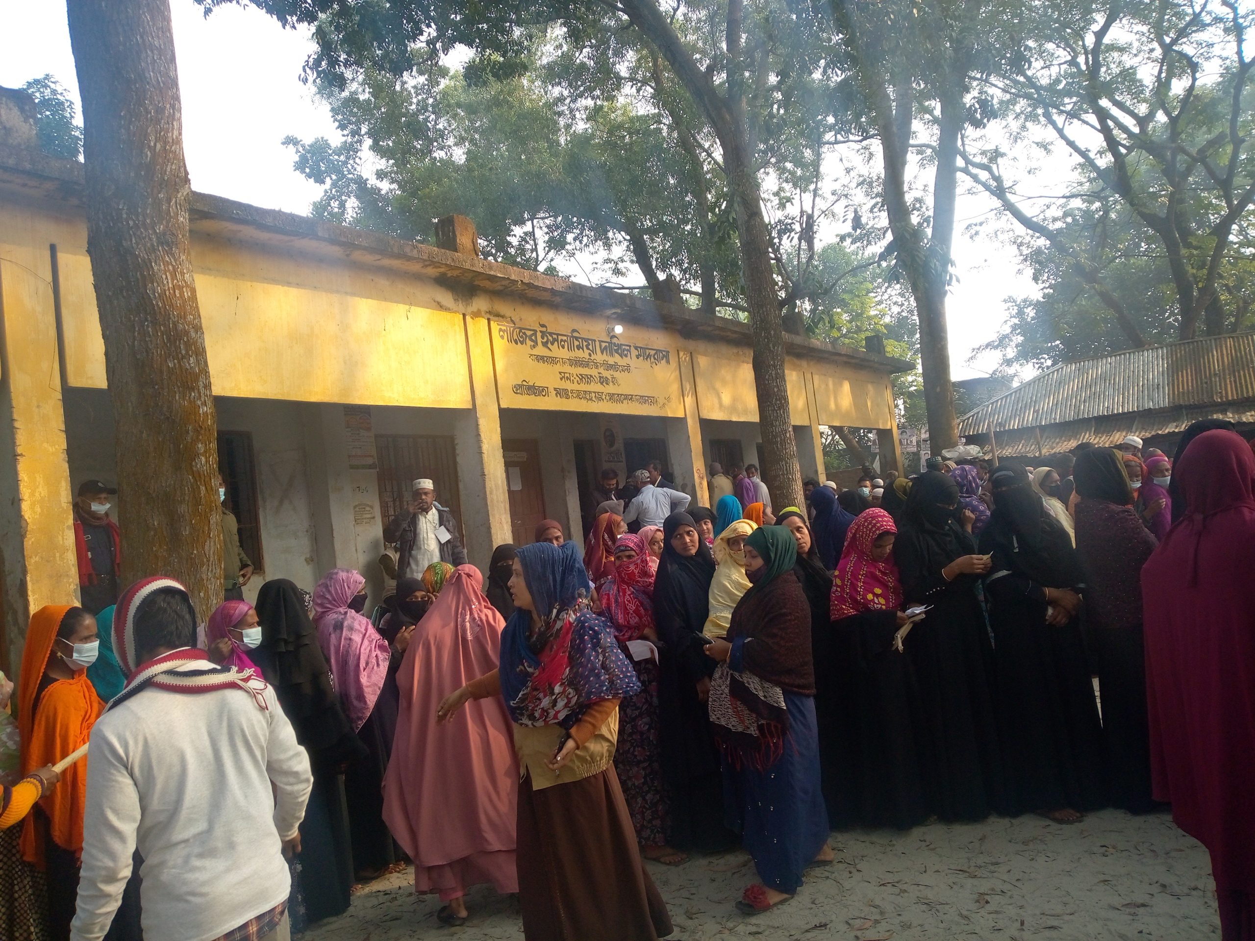 মুরাদনগর উপজেলা ইউনিয়ন পরিষদ ইভিএম পদ্ধতিতে ভোট চলছে