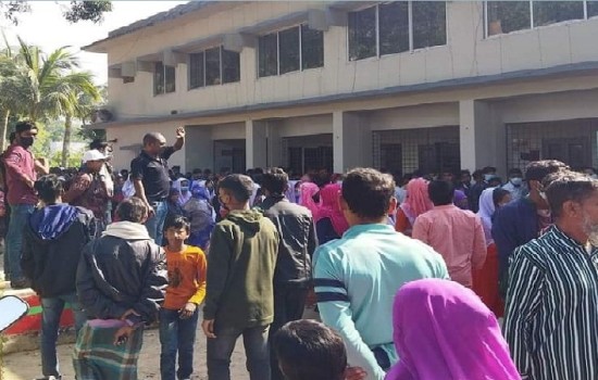 করোনার টিকা দেওয়া নিয়ে মারামারি