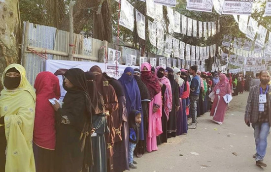 বাঁশখালী পৌরসভায় সকাল থেকেই ভোটারদের দীর্ঘলাইন