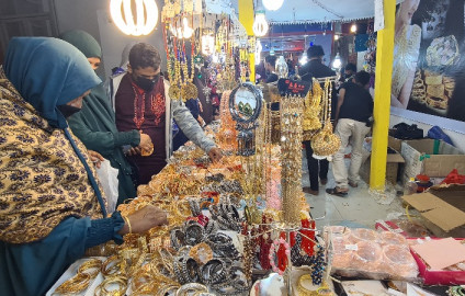 নারীদের নজর কাড়ছে বাণিজ্য মেলা