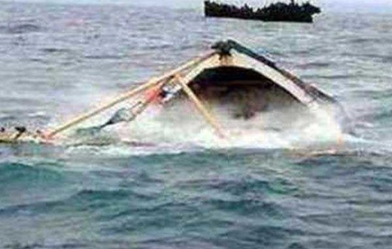 নারায়ণগঞ্জে ধলেশ্বরীতে লঞ্চের ধাক্কায় ট্রলার ডুবি, নিখোঁজ ১০