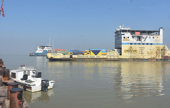 দৌলতদিয়া-পাটুরিয়া নৌরুটে ফেরি চলাচল স্বাভাবিক