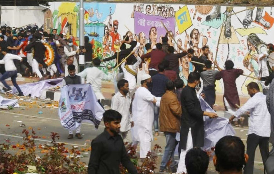 শহীদ মিনারে ছাত্রলীগের মারামারি