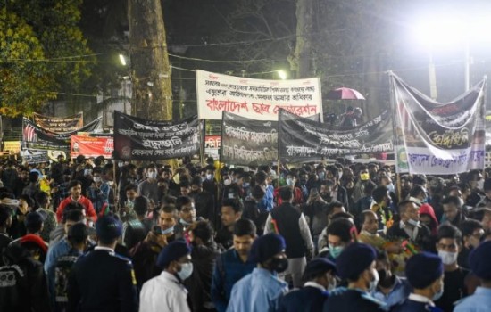 ভাষা বীরদের শ্রদ্ধা জানাতে শহিদ মিনারে মানুষের ঢল