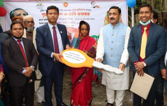 প্রধানমন্ত্রীর উপহার জমি ও ঘর পেলেন সেই আছপিয়া