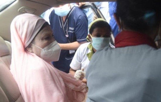 করোনা টিকার বুস্টার ডোজ নিলেন খালেদা জিয়া