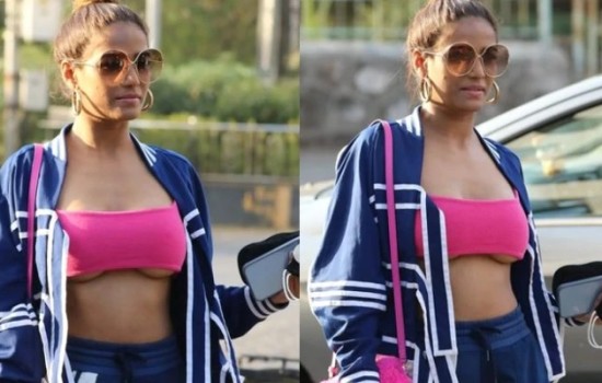 খোলামেলা পোশাকে রাস্তায় পুনম