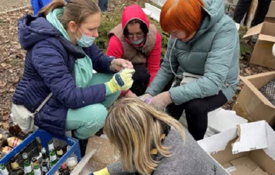 নিজেদের শহর রক্ষায় পেট্রোল বোমা বানাচ্ছেন ইউক্রেনীয় নারীরা