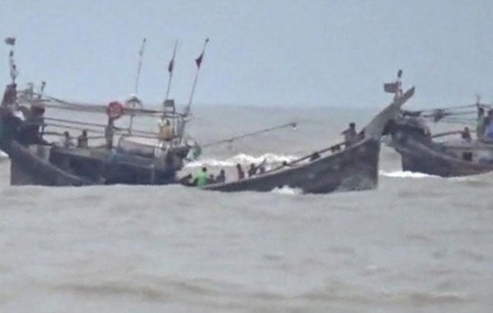 বঙ্গোপসাগরে ১০ ট্রলার ডুবিতে ২৫ জেলে নিখোঁজ