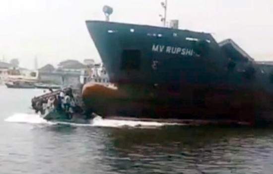 শীতলক্ষ্যায় লঞ্চডুবি: ধাক্কা দেওয়া কার্গো জাহাজ আটক