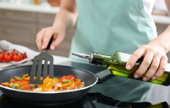 যেভাবে রান্নায় তেলের ব্যবহার কমাবেন