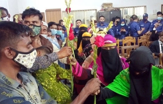 সাংসারিক জীবনে ফিরলেন ৫০ দম্পতি