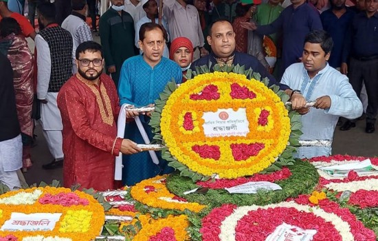 বঙ্গবন্ধুর প্রতিকৃতিতে মুক্তিযোদ্ধার সন্তান আইনজীবীদের শ্রদ্ধা