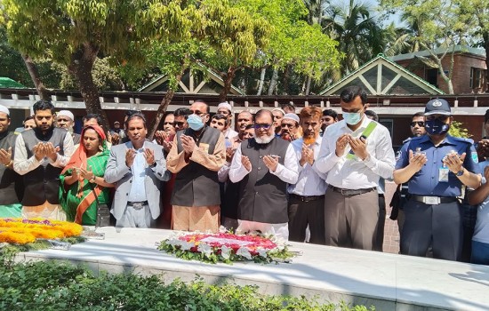 জাতির পিতার সমাধিতে মুক্তিযুদ্ধ বিষয়ক মন্ত্রীর শ্রদ্ধা