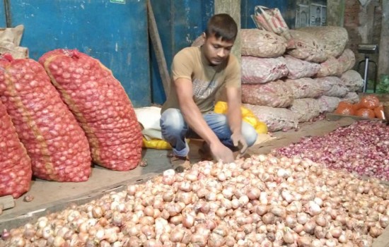 এক দিনে হিলিতে পেঁয়াজের দাম বাড়লো ১০ টাকা