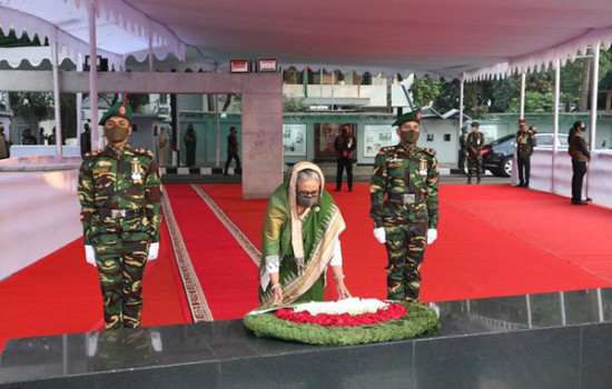 বঙ্গবন্ধুর প্রতিকৃতিতে প্রধানমন্ত্রীর শ্রদ্ধা নিবেদন