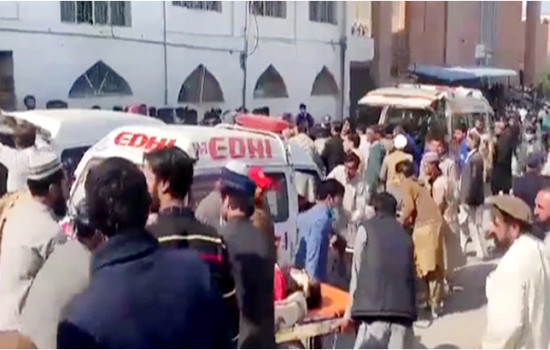 পাকিস্তানে জুমার নামাজের সময় মসজিদে বিস্ফোরণ, নিহত ৩০