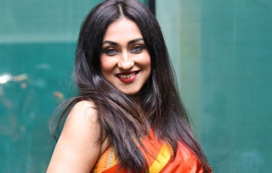 ঋতুপর্ণার কাছে ক্ষমা চাইলো সেই বিমান সংস্থা