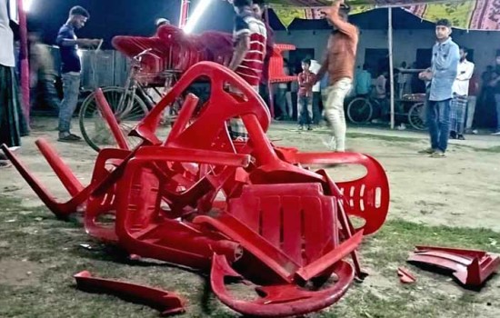 লক্ষ্মীপুরে আওয়ামী লীগের সম্মেলনে চেয়ার ছোড়াছুড়ি