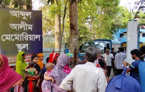 মানিকগঞ্জে স্কুলে পিকআপ : শিক্ষিকাসহ নিহত ২