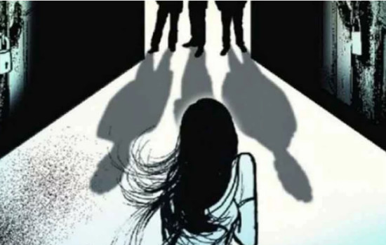 খুলনায় স্বামীকে বেঁধে রেখে স্ত্রীকে গণধর্ষণ