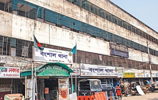 বংশালে ছিনতাইকারীর ছুরিকাঘাতে ৫ পুলিশ সদস্য আহত