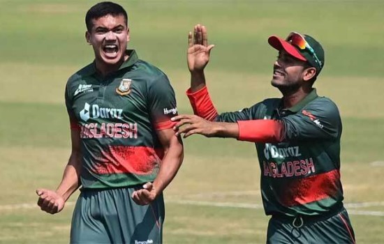 এক ওভারে জোড়া শিকার তাসকিনের