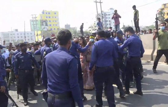 সাভারে বিএনপির বিক্ষোভে পুলিশের বাধা, সংঘর্ষ