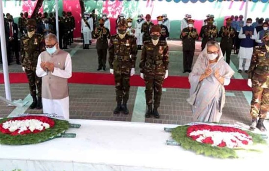বঙ্গবন্ধুর সমাধিতে রাষ্ট্রপতি-প্রধানমন্ত্রীর শ্রদ্ধা