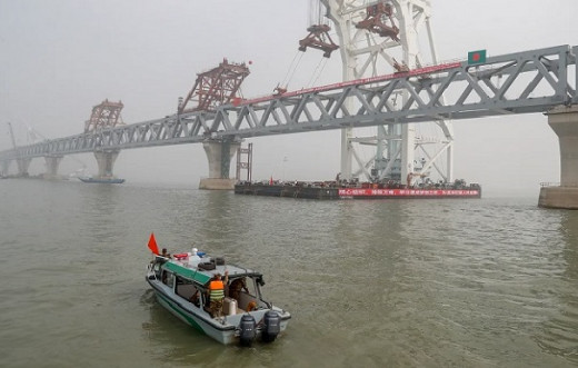 ১১ যাত্রী নিয়ে পদ্মায় স্পিডবোট ডুবি