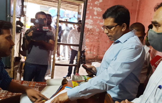 বেশি দামে সয়াবিন তেল বিক্রি করায় জরিমানা