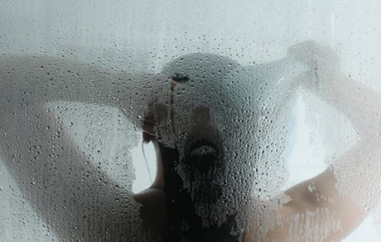 বাথরুমে বিবস্ত্র হয়ে গোসল করা কি জায়েজ?