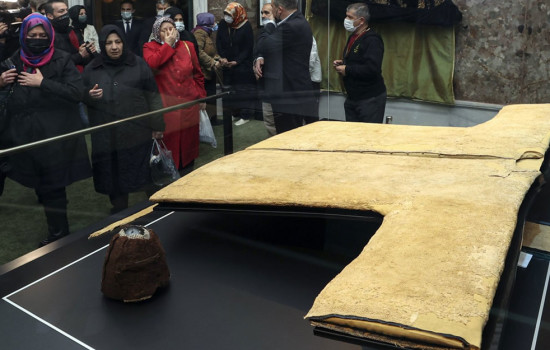 মুহাম্মদ (সা.) এর পোশাক দেখতে ইস্তাম্বুলে হাজারও মানুষের ঢল