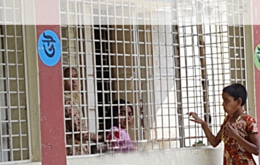 ক্লাসে না গিয়ে শিক্ষার্থী দিয়ে উকুন তুলছেন শিক্ষিকা, এরপর….