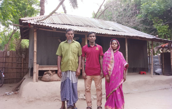 মেডিকেলে চান্স পেলেও ভর্তি অনিশ্চিত সবজি বিক্রেতার ছেলের