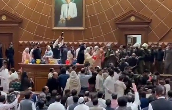 পাকিস্তানের সংসদে ডেপুটি স্পিকারকে পিটিআই নেতাদের মারধর!