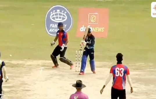 এক ওভারে ৬ উইকেট!