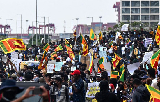 প্রেসিডেন্টের পদত্যাগ দাবিতে উত্তাল শ্রীলঙ্কা
